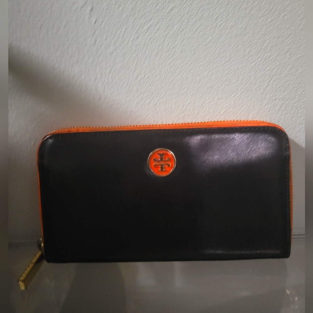 Tory Burch black and orange full zip around wallet in great condition.